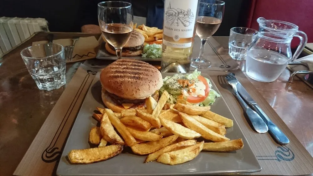 Avec Frites Maison Et Salade